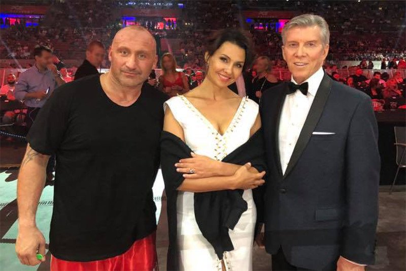 Organizator Marcin Najman (pierwszy z lewej) musiał zmierzyć sie wczoraj ze sporą falą hejtu po Narodowej Gali Boksu na PGE Narodowym, której był organizatorem.