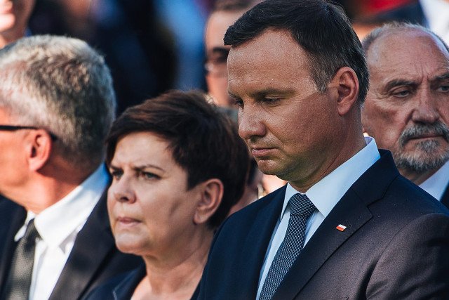 Prezydent szuka winnych zwlekania z pogrzebem "Inki" i "Zagończyka". Twierdzi, że do teraz państwo było pozbawione godności.