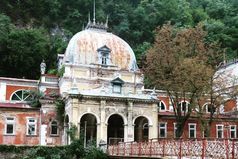 Architektura miasta dziś zaniedbana, dawniej niezwykle bogata