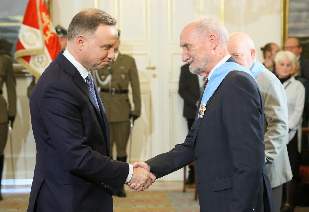 Prezydent Andrzej Duda (L), Poseł Antoni Macierewicz (P).