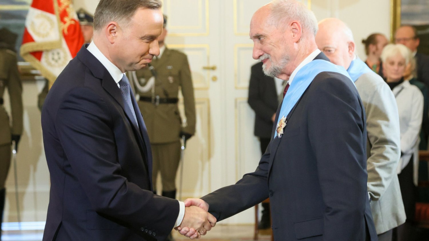 Prezydent Andrzej Duda (L), Poseł Antoni Macierewicz (P).