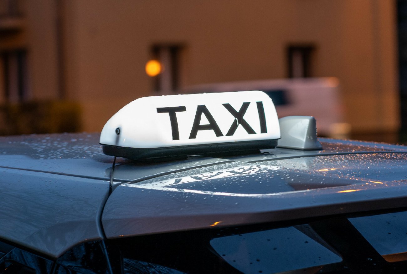 Podjechała Uberem na lotnisko, straciła 30 tys. Kto jest winny?