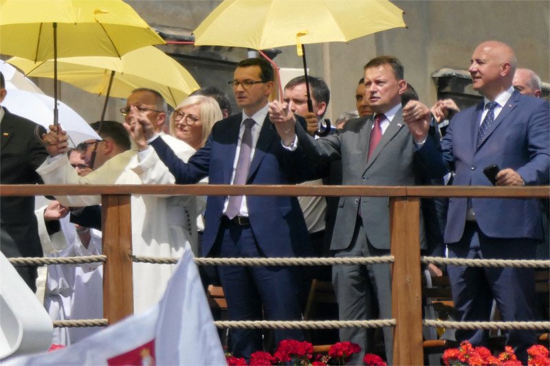 Premier Mateusz Morawiecki został w niedzielę królem internetu za słowa o podkopie pod Polską.