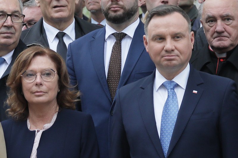 W najnowszym sondażu dla Wirtualnej Polski Andrzej Duda o włos wygrywa z Małgorzatą Kidawą-Błońską w drugiej turze wyborów prezydenckich.