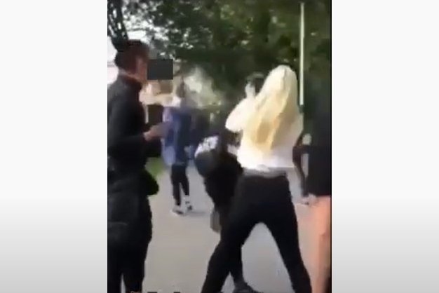 Do brutalnego pobicia 15-latki doszło pod jedną z galerii handlowych w Jeleniej Górze.