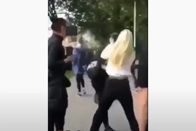 Do brutalnego pobicia 15-latki doszło pod jedną z galerii handlowych w Jeleniej Górze.