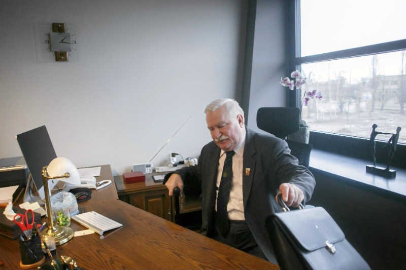 Samoobrona namawia Lecha Wałęsę, by ten wystartował w wyborach prezydenckich.