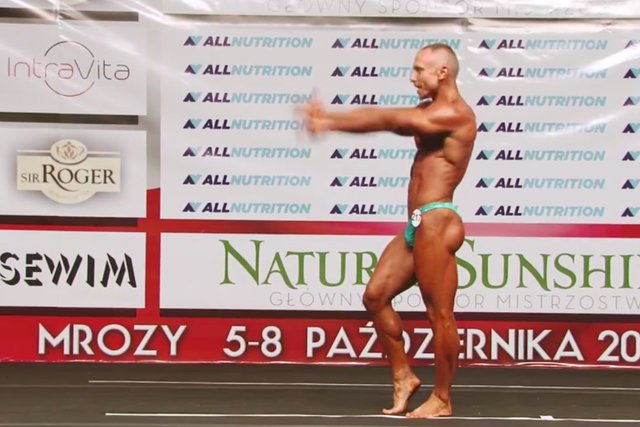 No i się doigrał, kuria zakazała księdzu kulturyście udzielać wywiadów i skakać w samych slipach po wybiegu.