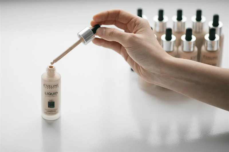 Liquid Control to podkład na bazie wody. Dzięki temu ma płynną, lekką konsystencję.