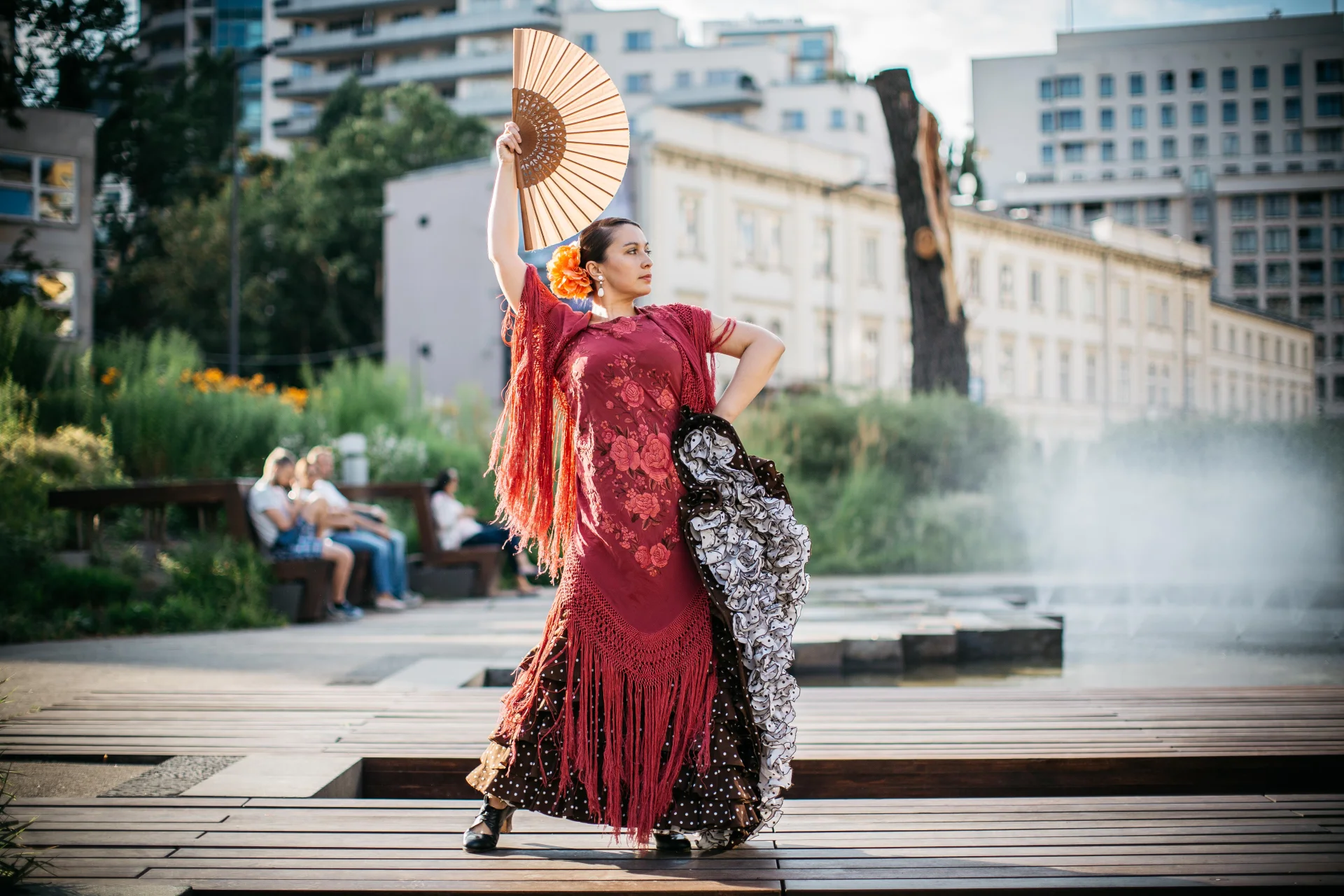 Większość tancerek flamenco sprowadza swoje suknie z Hiszpanii. Polskie krawcowe nie są nawykłe do takiej ilości falbanek.