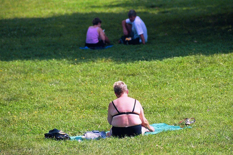 Opalający się porzucają wstyd i wystawiają swoje ciała na widok przechodniów.