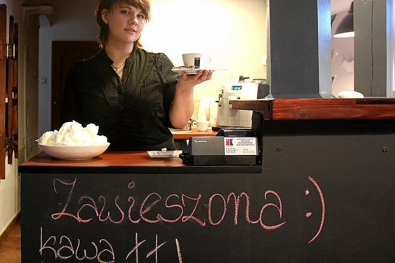 Zawieszona kawa podbija Polskę od Krakowa, przez Warszawę po Gdańsk. Na zdjęciu jedna z kawiarni z zawieszoną kawą w Katowicach.