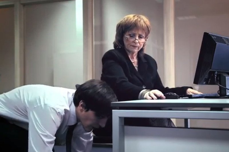 Krzysiu idzie na staż. Zobacz co cię czeka, jeśli wybierzesz byle jaką ofertę. "Dziś bez mleczka"