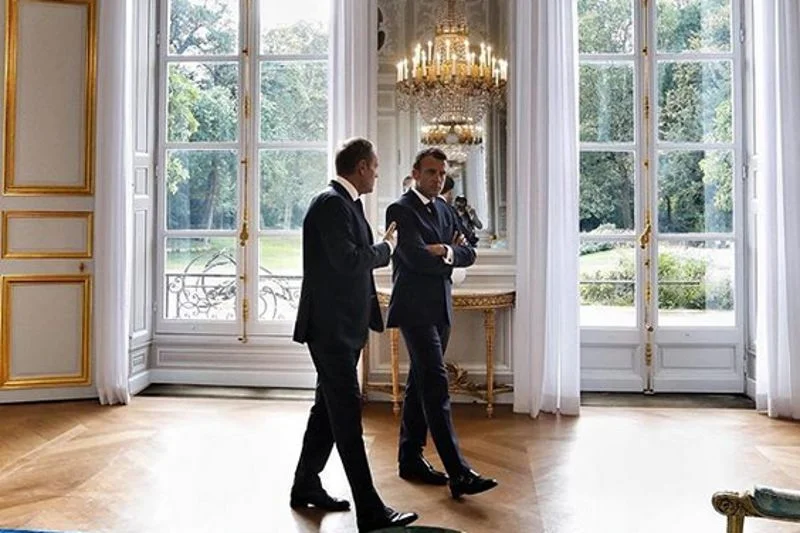 Donald Tusk przyjechał na rozmowy z prezydentem Francji pociagiem.
