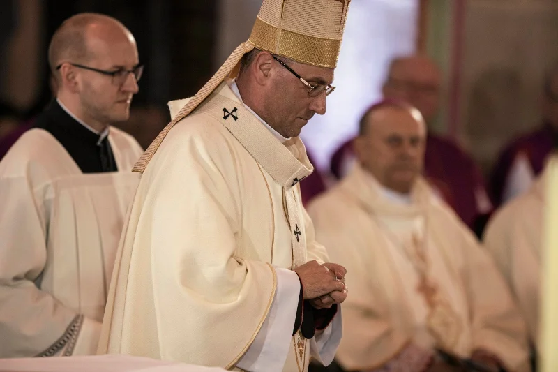 Prymas Polski odczytał list kobiety, która w dzieciństwie była molestowana przez księdza.