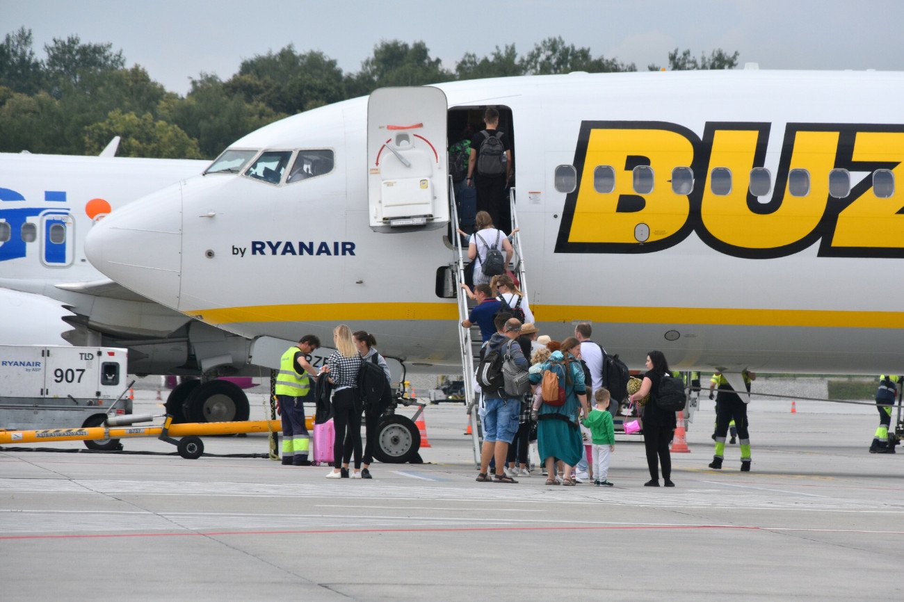 pasażerowie przy samolocie