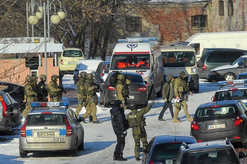 Policja podczas akcji na warszawskiej Pradze, gdzie policjant zabarykadował się w domu po tym, jak z zazdrości dźgnął żonę nożem