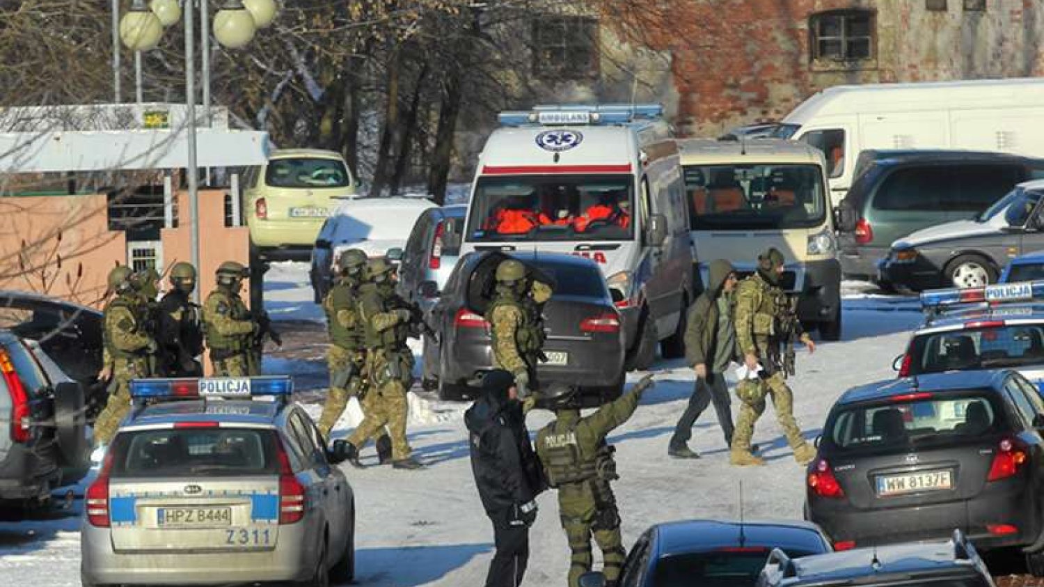 Policja podczas akcji na warszawskiej Pradze, gdzie policjant zabarykadował się w domu po tym, jak z zazdrości dźgnął żonę nożem