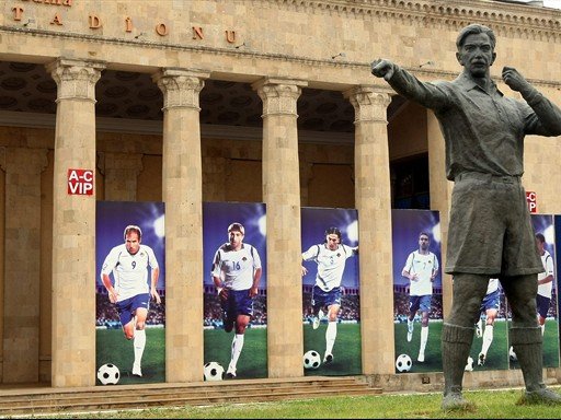 Posąg Tofika Behramowa przed stadionem jego imienia w Baku
