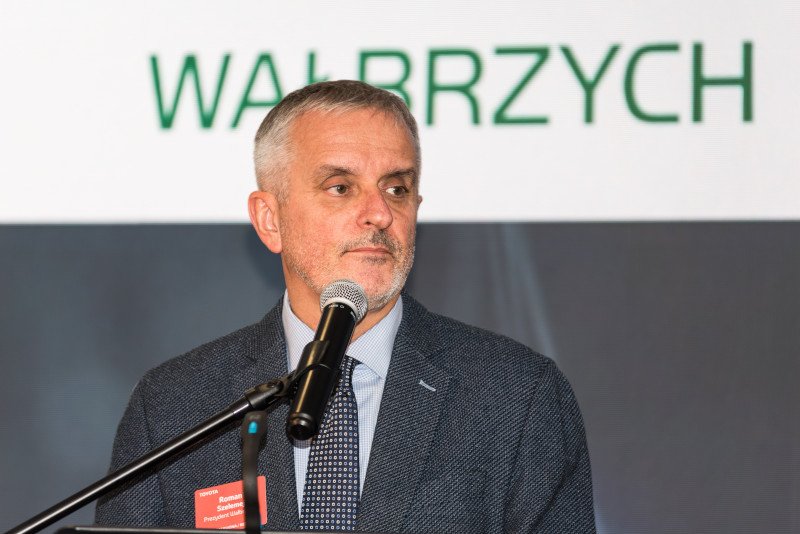 Po przyjęciu przez radę miejską w Wałbrzychu uchwały ws. obowiązkowych szczepień, prezydent Roman Szełemej padł ofiarą gróźb.