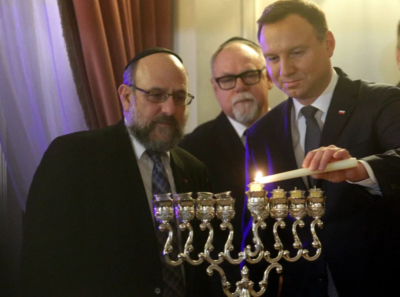 Od lewej: Michael Schudrich, Prezydent RP Andrzej Duda podczas zapalenia światła Chanuki .
