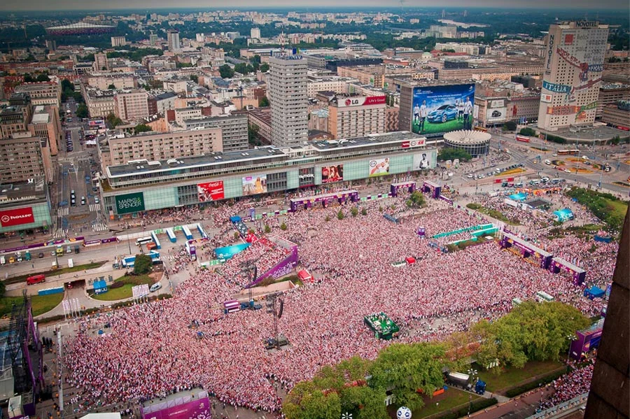 Wypełniona po brzegi strefa kibica pod Pałacem Kultury i Nauki w Warszawie.