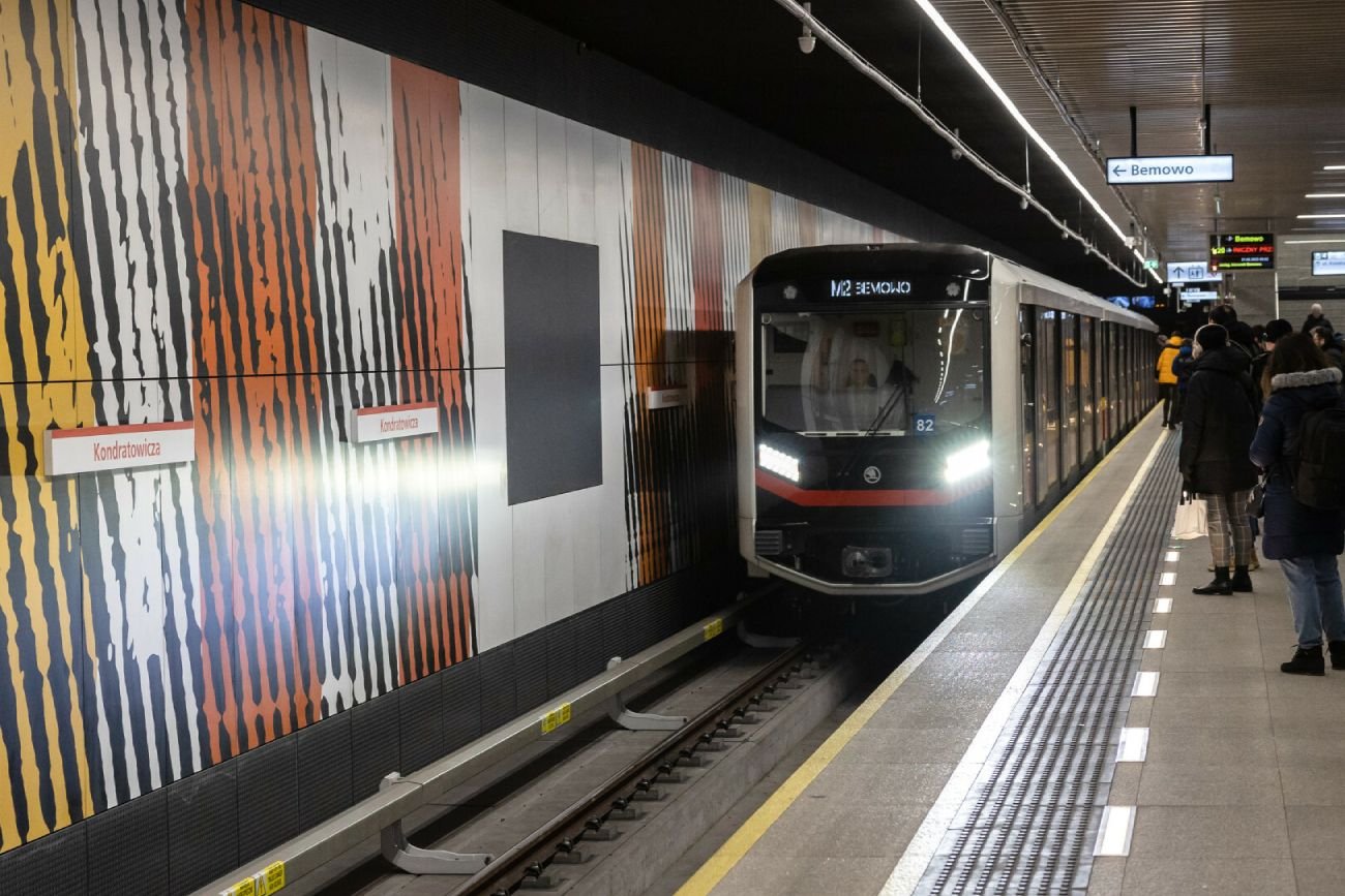 Mężczyzna rzucił się pod najeżdżający pociąg. Pilna akcja służb w warszawskim metrze. Mężczyzna rzucił się pod najeżdżający pociąg. Pilna akcja służb w warszawskim metrze.