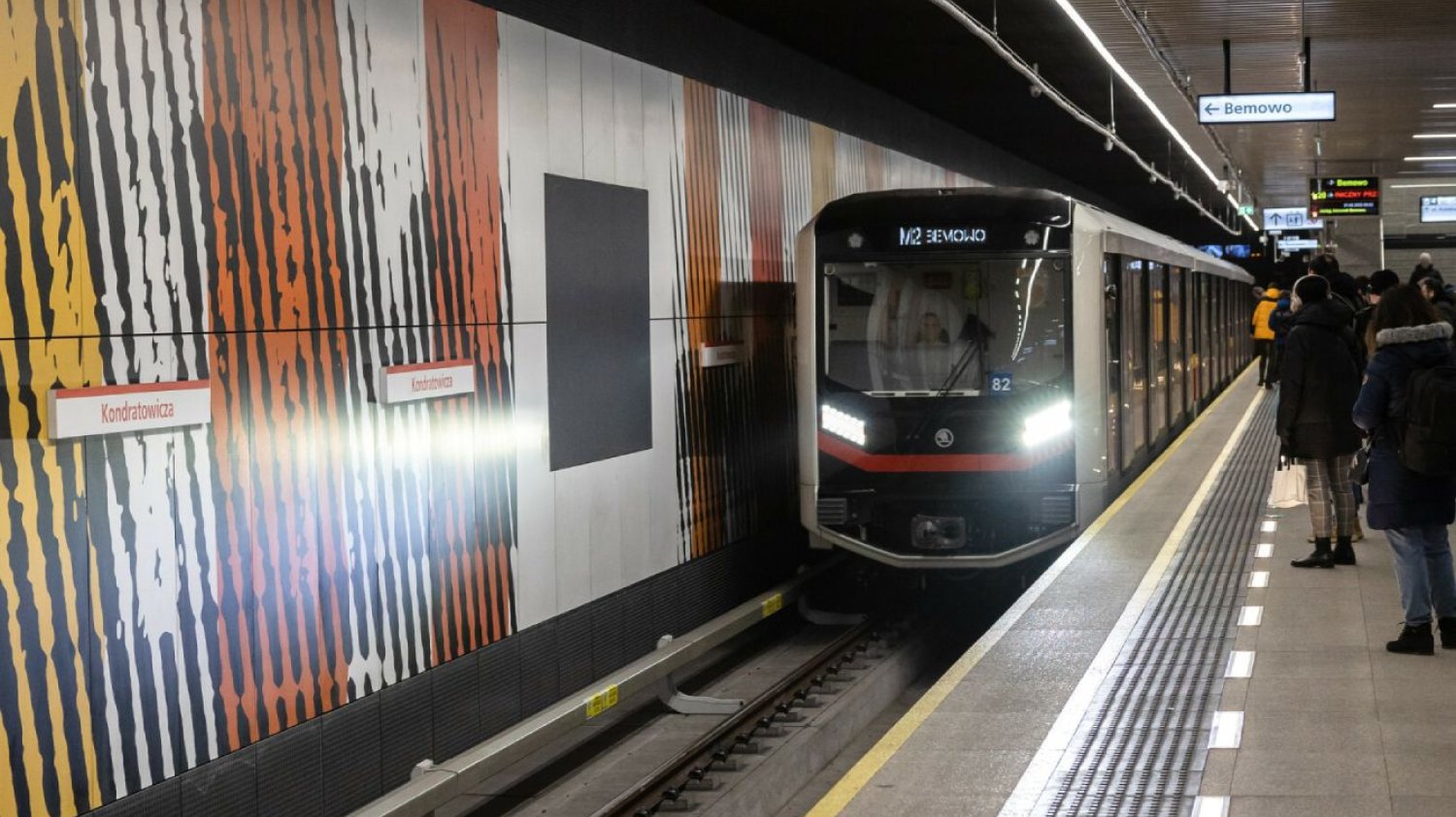Mężczyzna rzucił się pod najeżdżający pociąg. Pilna akcja służb w warszawskim metrze.