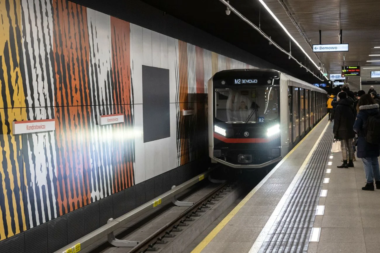 Mężczyzna rzucił się pod najeżdżający pociąg. Pilna akcja służb w warszawskim metrze. Mężczyzna rzucił się pod najeżdżający pociąg. Pilna akcja służb w warszawskim metrze.