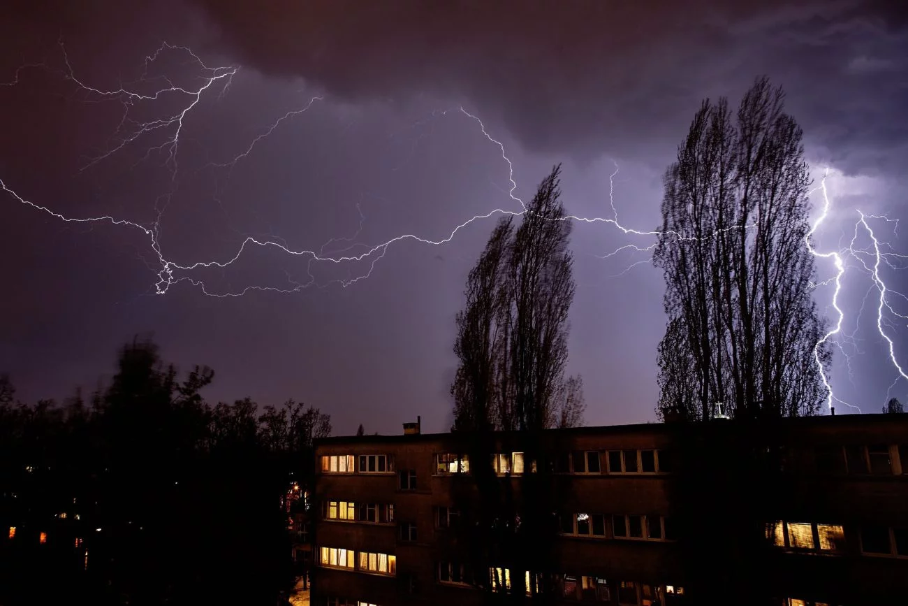 Pogoda znów da się we znaki. Cała Polska w alertach, wiemy, gdzie będzie najgorzej. Pogoda w Polsce zrobi się niebezpieczna. Cały kraj w alertach przed burzami.