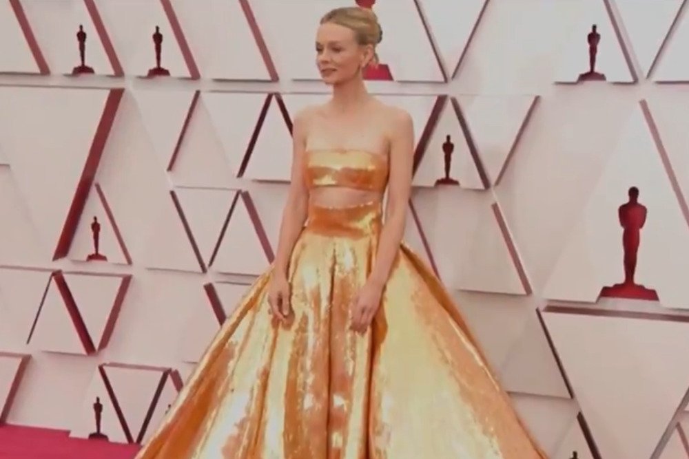 Carey Mulligan wybrała złotą kreację Valentino