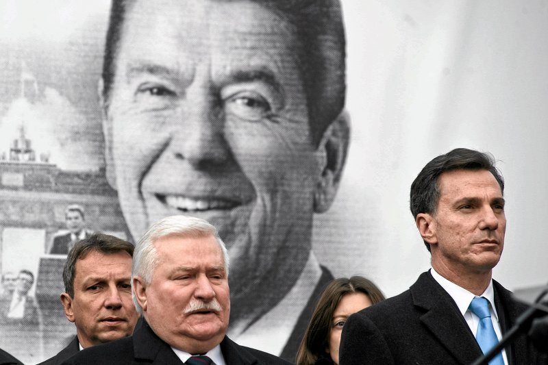 Lech Wałęsa oraz ambasador USA Lee Fenstein podczas odsłonięcia pomnika Ronalda Reagana w Warszawie