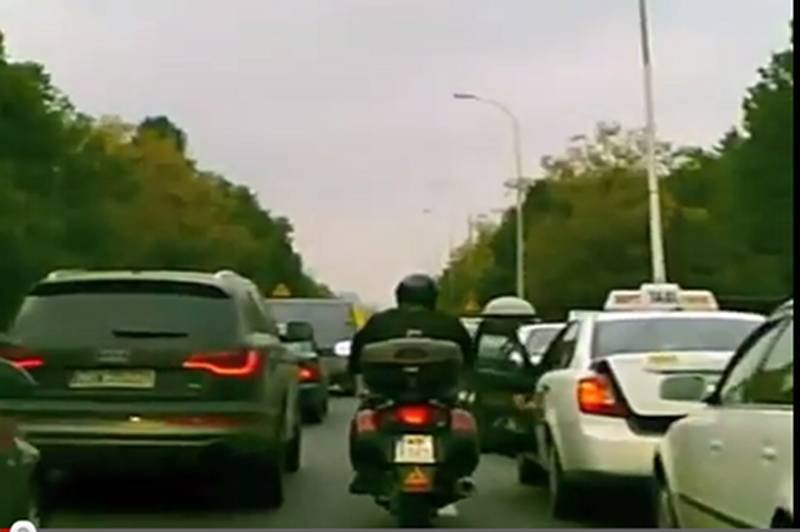 Motocyklista w korku