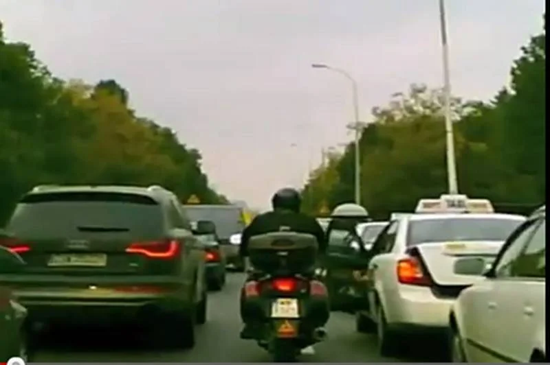 Motocyklista w korku