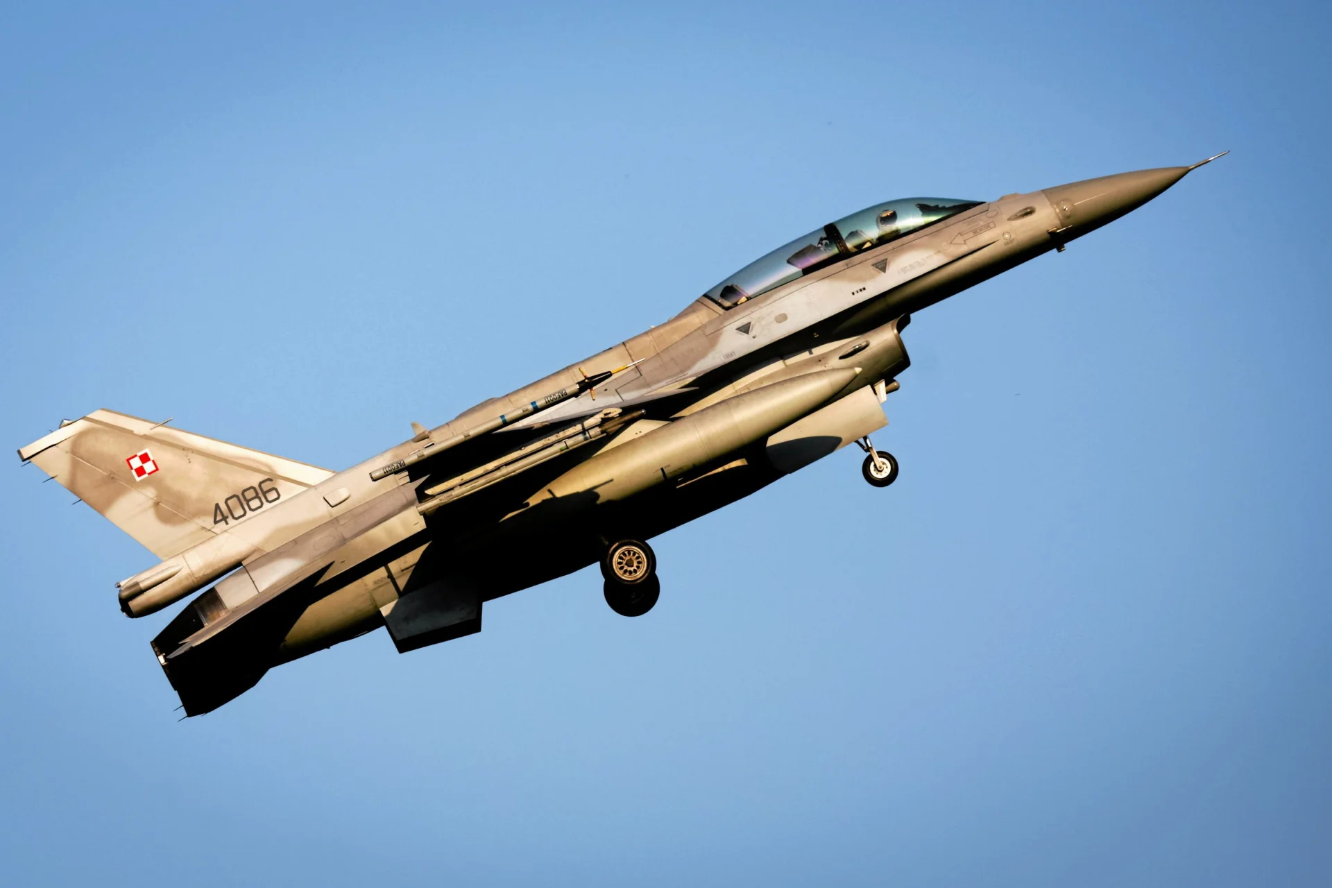 Przelot myśliwca F-16 Fighting Falcon