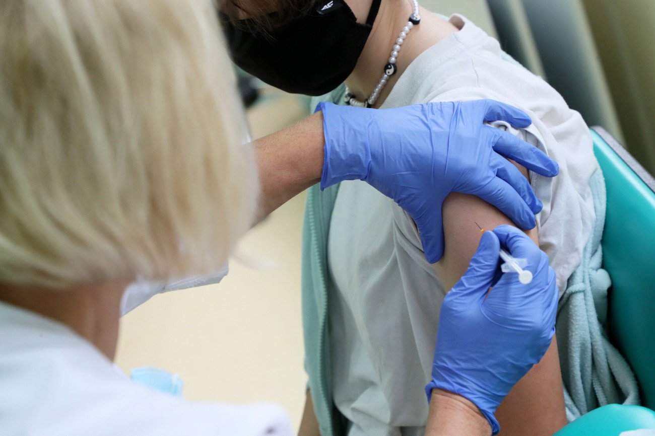 Przychodnie rezygnują ze szczepienia przeciw COVID-19, bo mają zbyt mało chętnych.