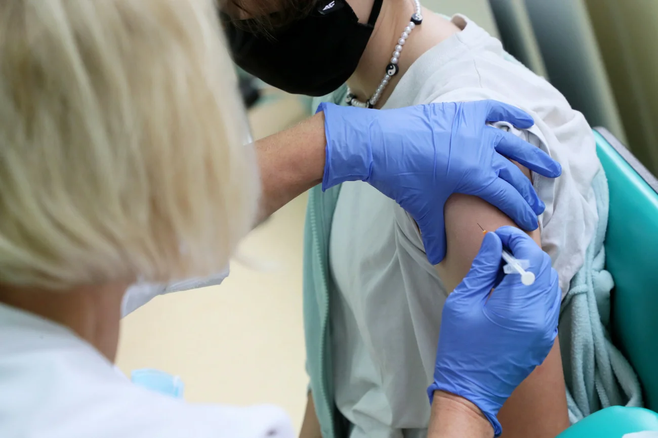 Przychodnie rezygnują ze szczepienia przeciw COVID-19, bo mają zbyt mało chętnych.