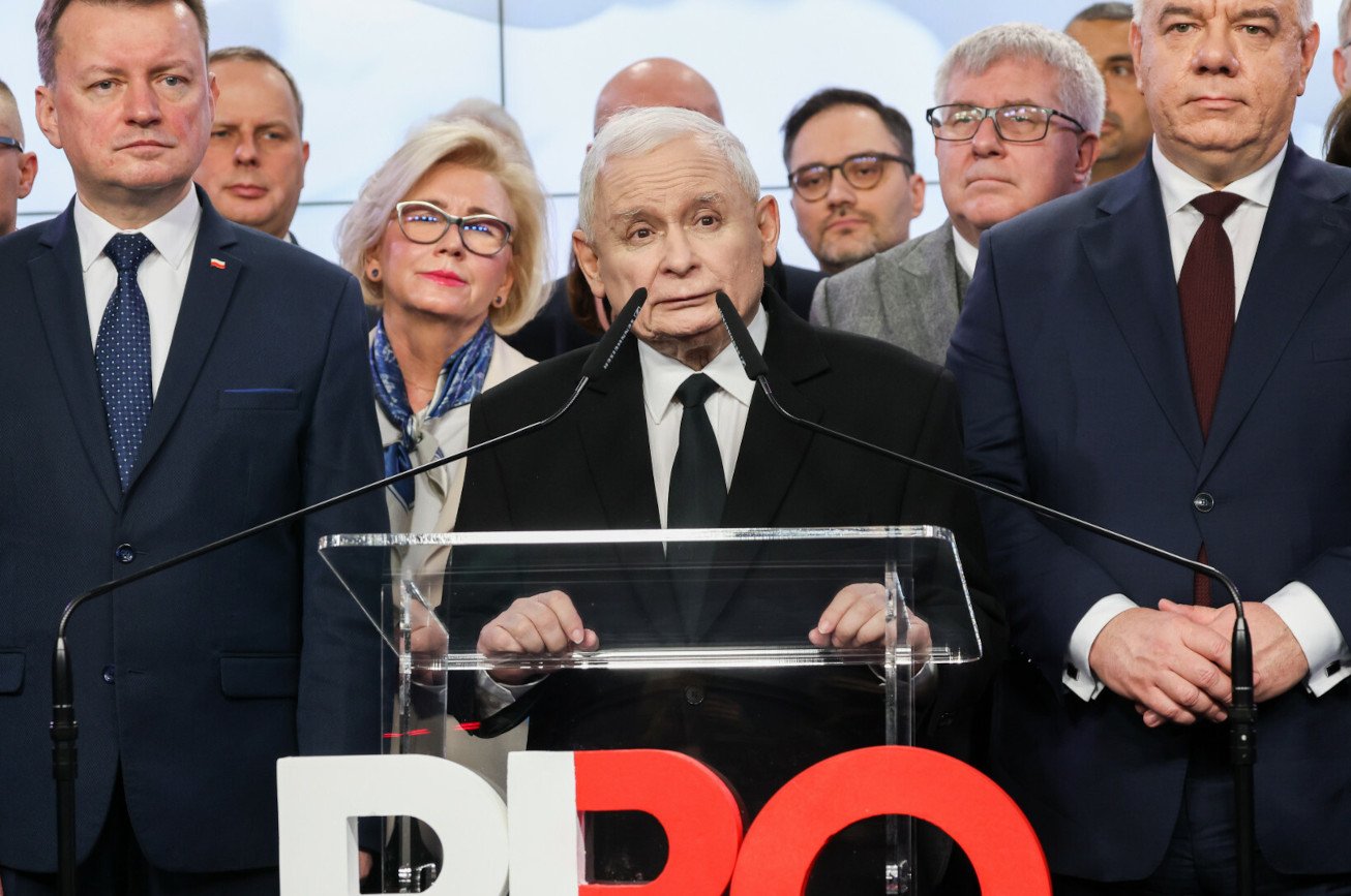Jak Polacy oceniają rządy PiS? Połowa ocen "miernych" i "niedostatecznych".