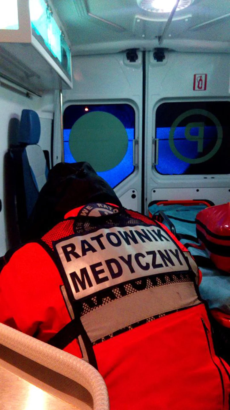 "Wiesz jak to jest, kiedy się nie udaje.. a ciało pacjenta, który przed chwilą błagał o pomoc właśnie przykrywasz czarnym workiem?" – pyta autor fanpage'a "Z Wnętrza Karetki".