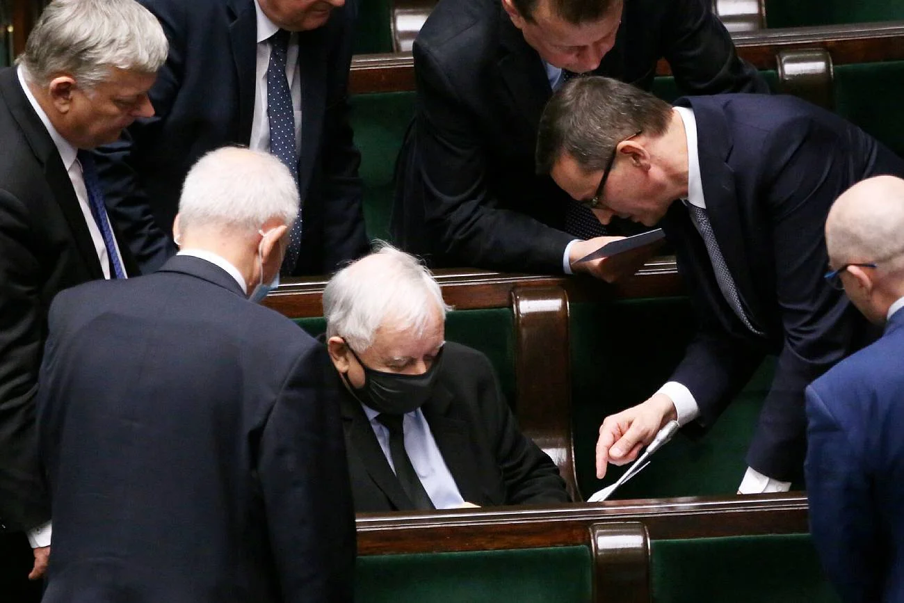 Nowy sondaż Research Partner potwierdza trend spadkowy w poparciu dla PiS.
