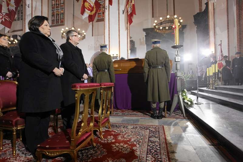W pogrzebie prymasa Józefa Glempa uczestniczy między innymi Bronisław Komorowski