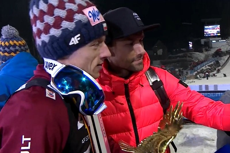 Sven Hannawald poprosił Dawida Kubackiego o selfie.