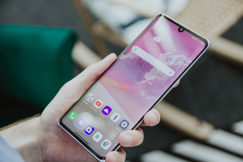 Kinowej jakości wyświetlacz o przekątnej 6,8. Super stabilne wideo. Pełne wsparcie sieci 5G. Elegancki design. To kilka z największych atutów smartfona LG Velvet