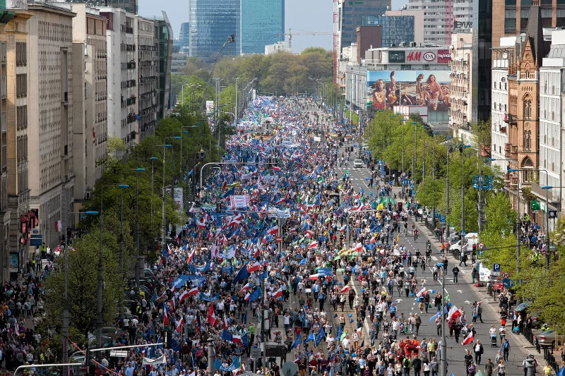 Protestujący przeszli z Placu Bankowego w Warszawie na Plac Konstytucji