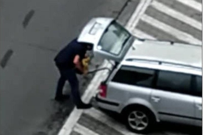 Asystent beaty Kempy sam poradził sobie z blokadą założoną przez straż miejską.