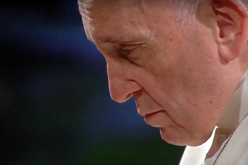 Papież Franciszek podczas tegorocznej Drogi Krzyżowej.