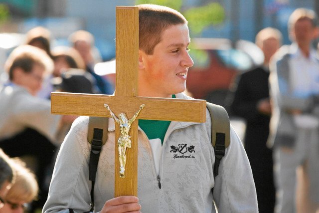 Wyniki tegorocznego sondażu CBOS sugerują, że wśród młodych Polaków coraz częściej można spotkać osoby niewierzące