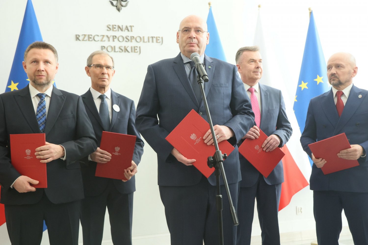 Opozycja popisała tzw. pakt senacki.