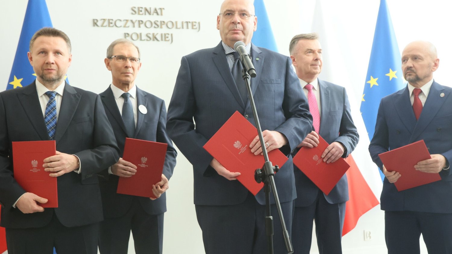 Opozycja popisała tzw. pakt senacki.