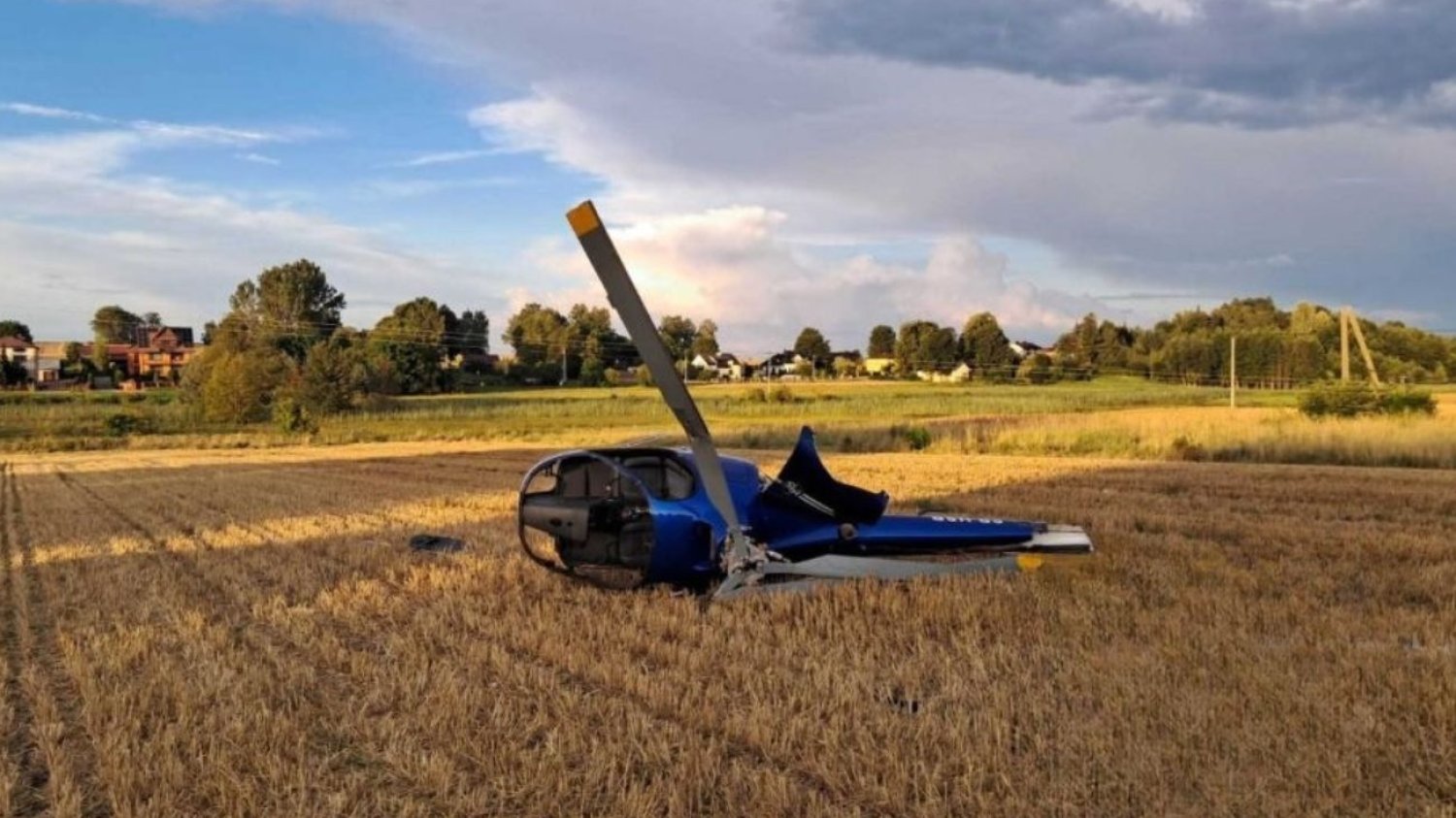 Cywilny helikopter zahaczył o linie energetyczne w Błazinach Górnych niedaleko Radomia Wypadek helikoptera pod Radomiem